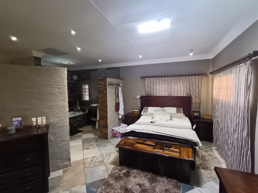 5 Bedroom Property for Sale in Mooinooi North West
